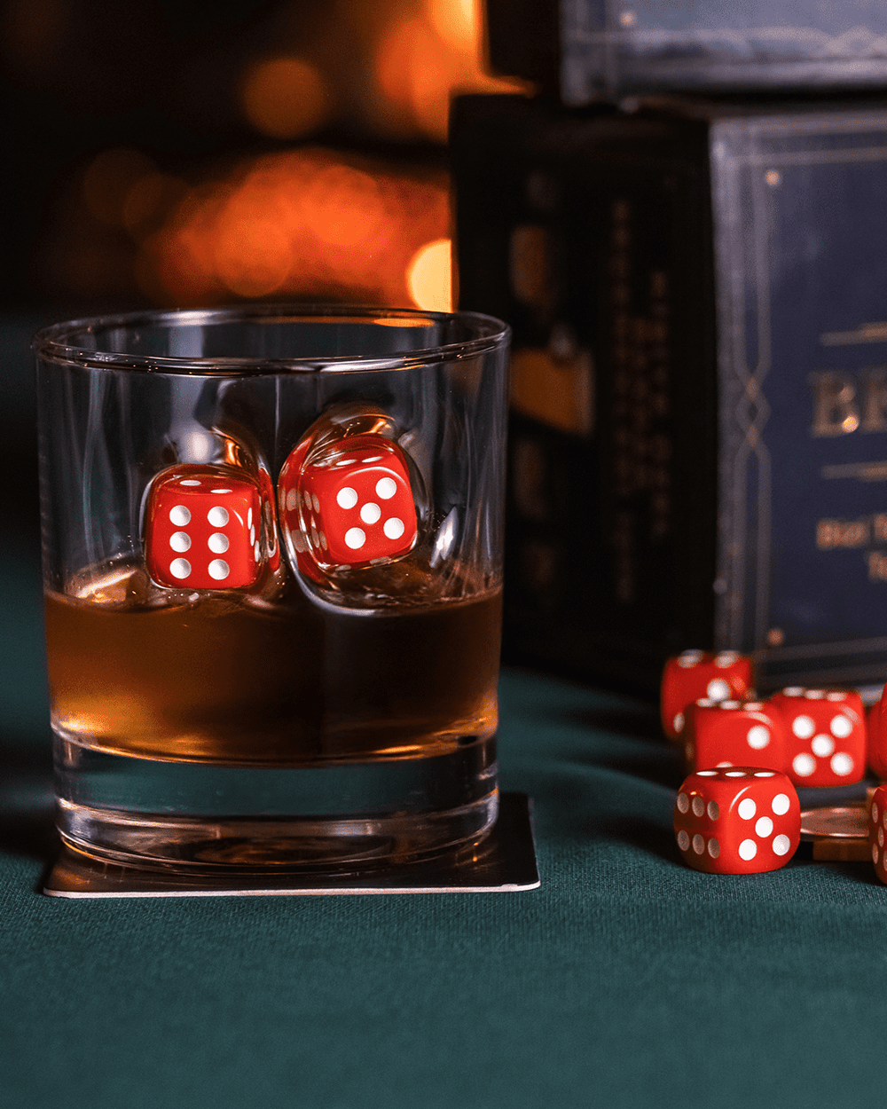 Würfel-Whiskyglas mit rotem Spielwürfel, 300 ml – Ansicht 2