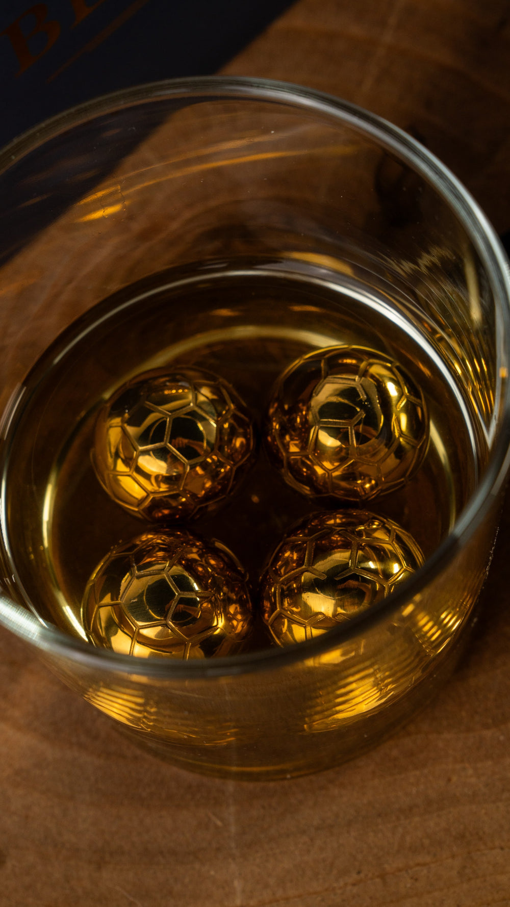 Whisky Steine im Fußball-Design, 4er-Set Edelstahl mit Zange & Geschenkbox – Ansicht 3