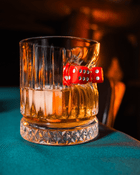 Würfel-Whiskygläser 2er-Set mit rotem Spielwürfel, 355 ml – Ansicht 6